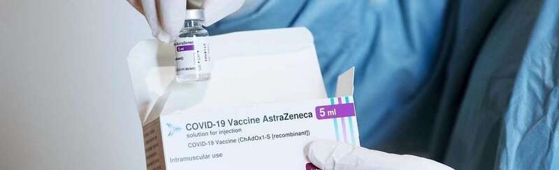 Una profesional sanitaria sostiene un vial con la vacuna de AstraZeneca/Juan Manuel Serrano Arce/ Europa Press.